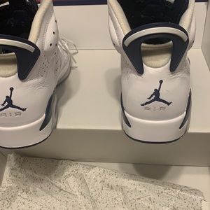 Jordan six navy size 8.5 great condition.